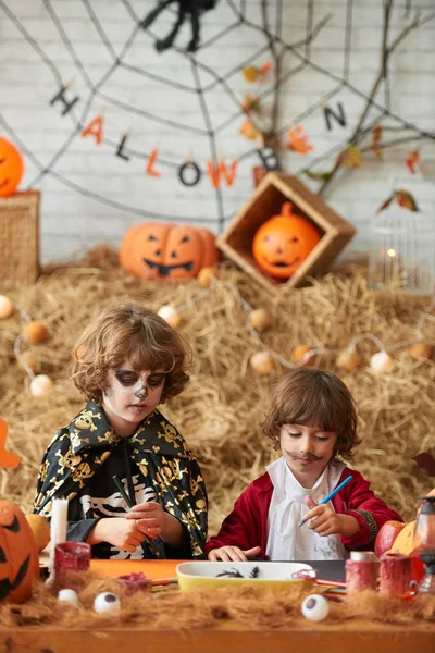 Barn Ritar För Att Dekorera Rum För Halloween — Stockfoto