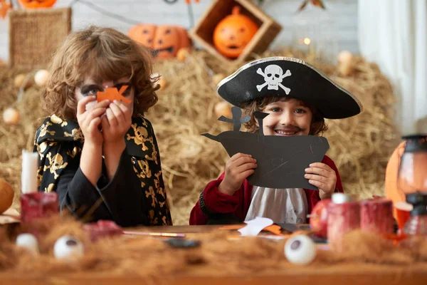 Gelukkige Jongen Kostuum Piratenschip Die Hij Uit Zwart Papier Gesneden — Stockfoto