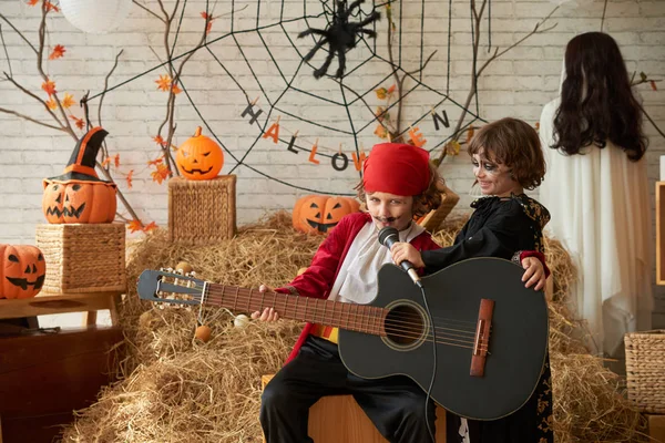 Jongen Piraat Kostuum Zingen Lied Halloween Feestje Zijn Broer Bedrijf — Stockfoto