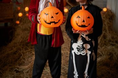 Çocukların Cadılar Bayramı fener tutarak kırpılmış görüntü