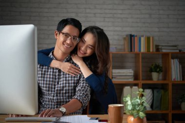 Asya mutlu genç aile birlikte alışveriş online