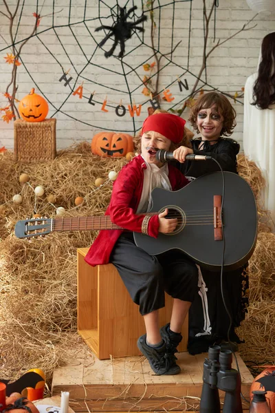 Lilla Pirat Spela Gitarr Och Sjunga Låt Med Hans Bror — Stockfoto