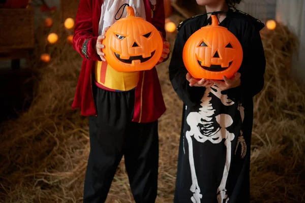 Przycięte Zdjęcie Dzieci Trzymając Latarnie Halloween — Zdjęcie stockowe