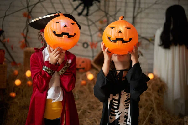 Barn Dräkter Som Visar Skrämmande Pumpa Halloween Lyktor — Stockfoto