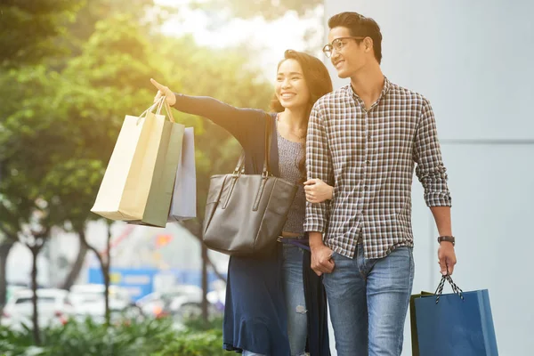 美丽的亚洲情侣购物袋享受步行户外在星期日 — 图库照片