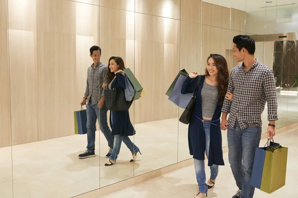 Joven Pareja Asiática Caminando Largo Pared Espejo Con Muchas Bolsas —  Fotos de Stock