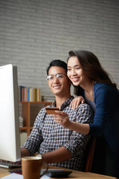 Schönes Junges Paar Bei Der Auswahl Von Online Kaufenden Artikeln — Stockfoto