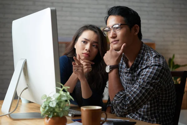 Ein Junges Paar Diskutiert Etwas Auf Dem Computerbildschirm — Stockfoto
