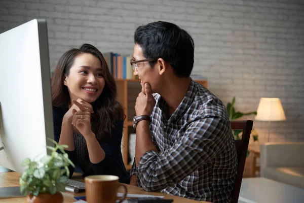 Vietnamesen Lächeln Junges Paar Das Gemeinsam Online Einkauft — Stockfoto