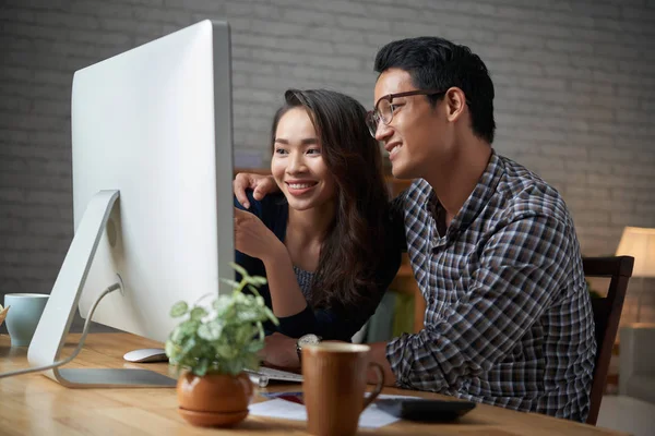 Jonge Aziatische Paar Kijken Iets Computerscherm Samen — Stockfoto