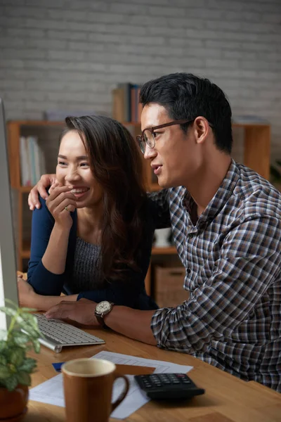 Junges Asiatisches Paar Schaut Etwas Lustiges Auf Dem Computerbildschirm — Stockfoto
