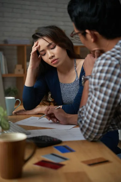 Man Discussing Family Expenses His Wife — Stock Photo, Image