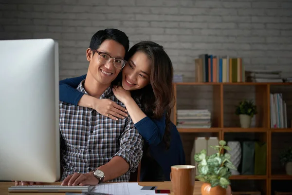 Aziatische Gelukkige Jonge Familie Samen Online Winkelen — Stockfoto