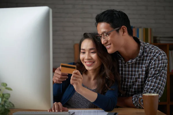 Schönes Paar Gibt Informationen Von Der Kreditkarte Ein Online Bezahlen — Stockfoto