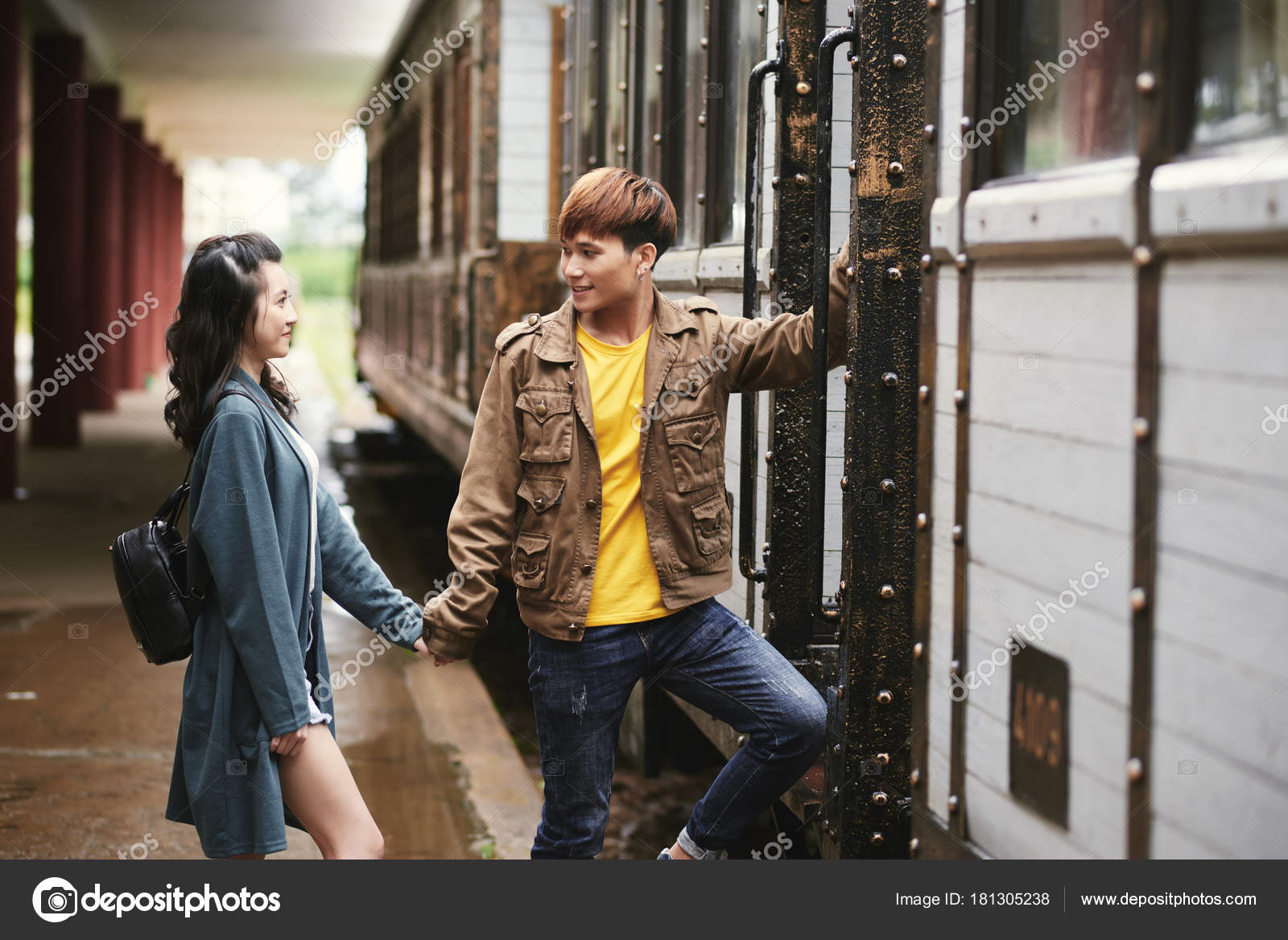 девушка провожает моряка. мужская ревность. провожает на поезд ретро. мужик лежит. мужчина спит.