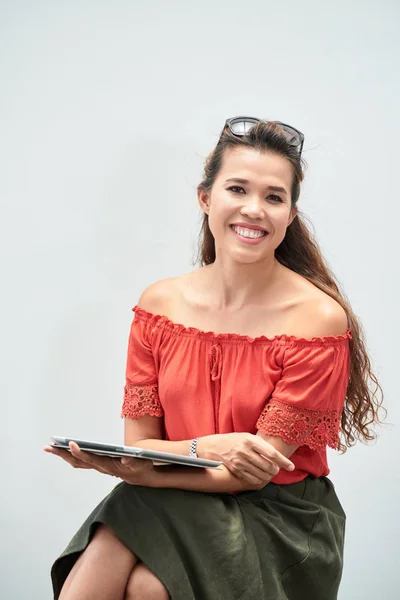 Feliz Mujer Bonita Sentada Con Tableta Sus Manos — Foto de Stock