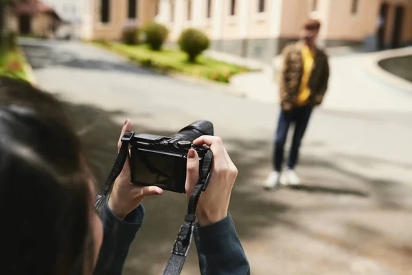 Caméra Dans Les Mains Femme Qui Prend Photo Son Petit — Photo