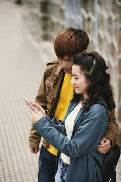 Étreinte Asiatique Jeune Couple Lecture Message Sur Smartphone — Photo