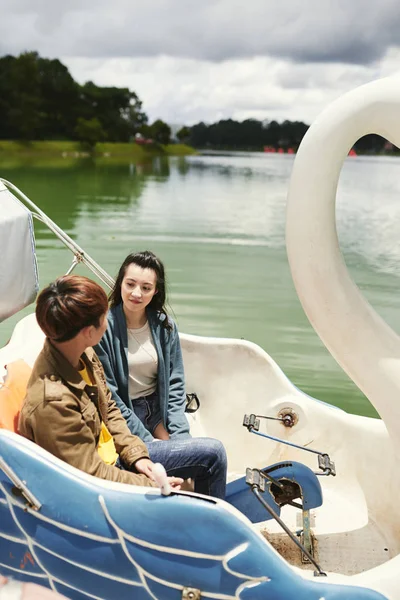 Asiático Joven Pareja Disfrutando Cisne Barco Paseo Durante Fecha — Foto de Stock