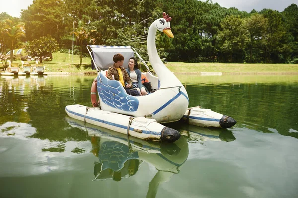パーク内の池で白鳥ボートに乗って若いカップル — ストック写真