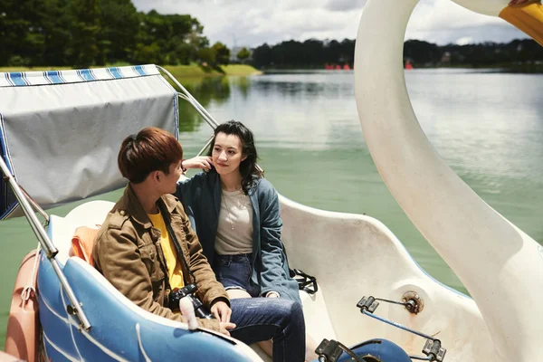 Joven Pareja Asiática Hablando Disfrutando Paseo Barco Por Río — Foto de Stock