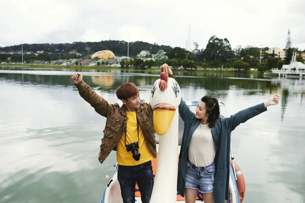 Fröhliches Vietnamesisches Junges Paar Auf Lustigem Schwanenboot Auf Dem See — Stockfoto