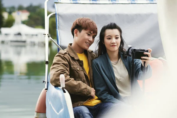 Smiling Asian Young Couple Photographing Date Boat — Stock Photo, Image