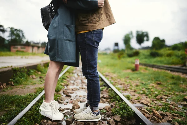 鉄道の立っているカップルのキスのトリミングされた画像 — ストック写真