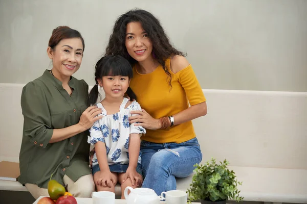 越南高级妇女与她的女儿和孙女的画像 — 图库照片
