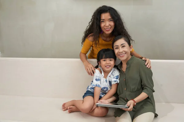 Alegre Família Asiática Descansando Sofá Com Tablet Digital — Fotografia de Stock