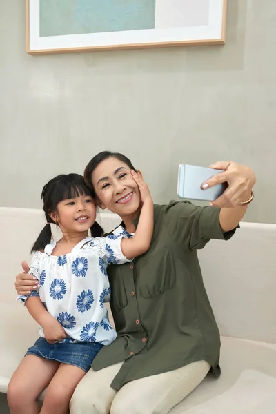 Senior Vietnamita Mulher Tomando Selfie Com Neta — Fotografia de Stock