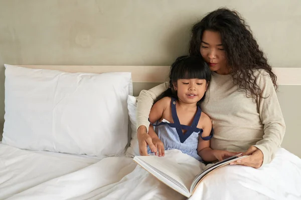 Mulher Asiática Lendo Cama Com Sua Pequena Filha — Fotografia de Stock