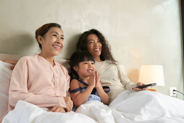 Weibliche Generation Vietnamesischer Familien Vor Dem Fernseher Bett — Stockfoto