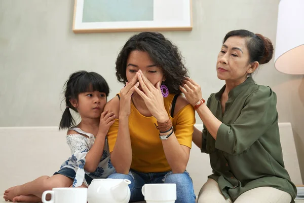 Chorando Mulher Vietnamita Sendo Tranquilizada Por Sua Filha Mãe Sênior — Fotografia de Stock