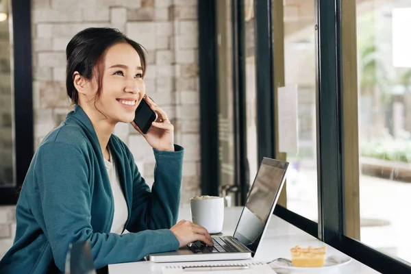 Adorável Sorrindo Jovem Mulher Falando Telefone — Fotografia de Stock