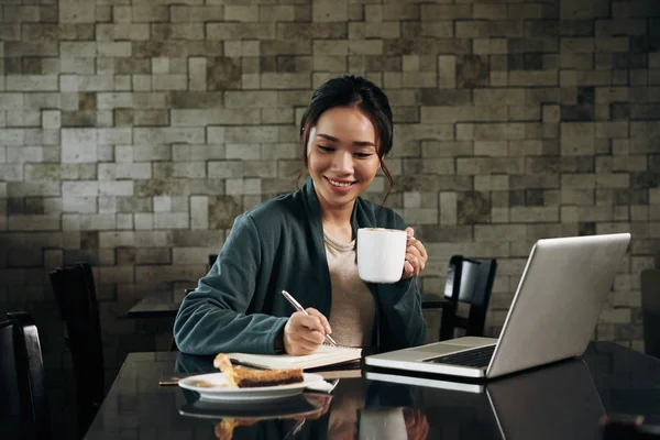 Sorridente Bella Vietnamita Giovane Donna Bere Caffè Scrivere Piani Giorno — Foto Stock