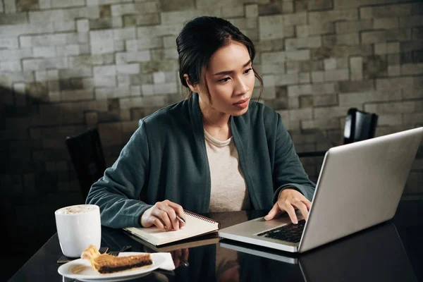 Mujer Joven Vietnamita Trabajando Ordenador Portátil Cafetería Tomando Notas —  Fotos de Stock