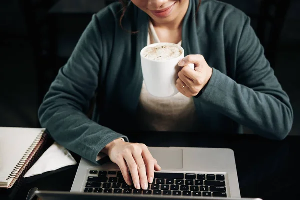 Imagem Recortada Estudante Sexo Feminino Bebendo Café Trabalhando Laptop — Fotografia de Stock