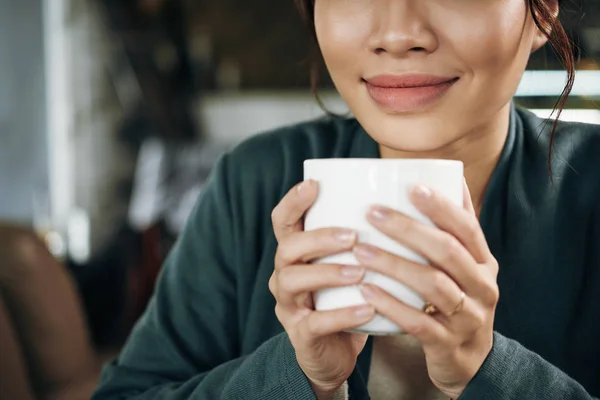 Cropped Image Smiling Young Woman Big Mug Hot Chocolate — Stock Photo, Image