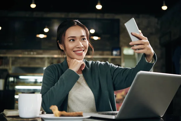 Muito Sorridente Vietnamita Jovem Tomando Selfie Café — Fotografia de Stock