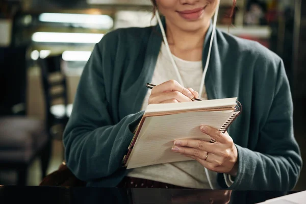 Nahaufnahme Einer Frau Die Pläne Und Ideen Ein Lehrbuch Schreibt — Stockfoto