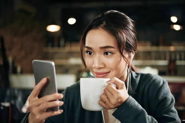 Belle Asiatique Jeune Femme Prendre Selfie Avec Grande Tasse Café — Photo