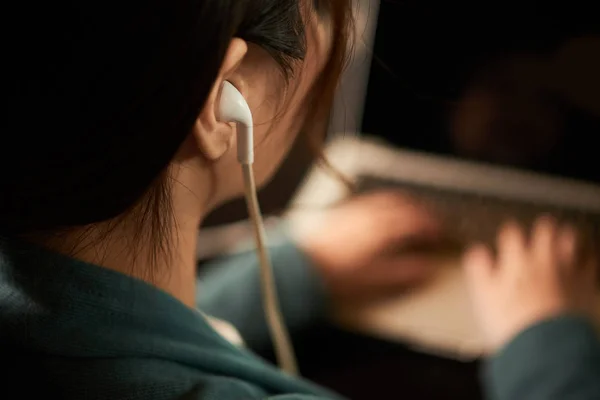 Immagine Ravvicinata Una Donna Che Indossa Gli Auricolari Lavora Sul — Foto Stock