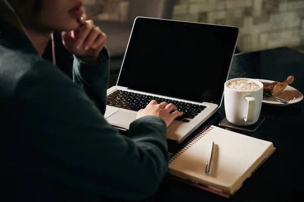 Student Met Koffie Woestijn Werken Laptop Café Uitzicht Schouder — Stockfoto