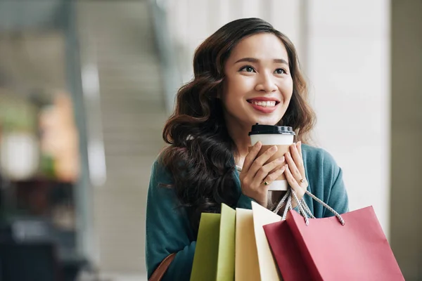 Mujer Feliz Adicta Las Compras Con Café Para Llevar Bolsas — Foto de Stock