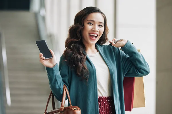 Jeune Femme Excitée Avec Sacs Provisions Smartphone — Photo