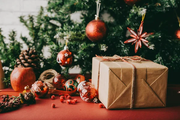 自宅にクリスマス ツリーの下のギフト ボックス — ストック写真