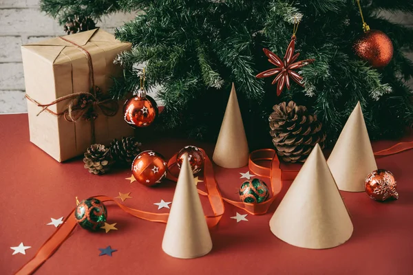 圣诞树下的纸筒 小和装饰品 — 图库照片