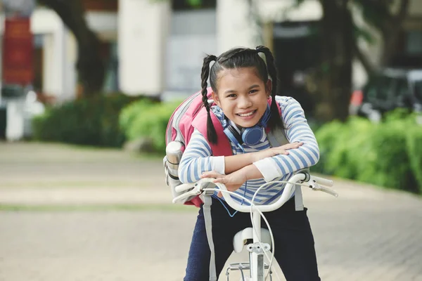 Menina Vietnamita Com Duas Tranças Sentadas Bicicleta — Fotografia de Stock