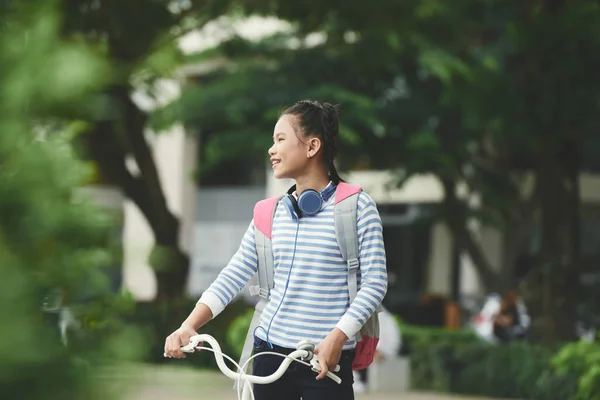 Menina Asiática Feliz Com Fones Ouvido Bicicleta Livre — Fotografia de Stock